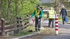 Nezvykle teplý a suchý duben u vyhnal na liberecké trávníky sekáe s...