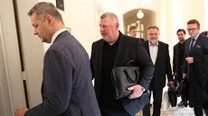 Ivo Rittig (uprosted) pichází na jednání Mstského soudu v Praze (24. dubna...