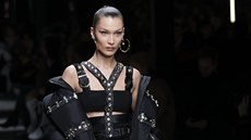 Bella Hadidová na p�ehlídce zna�ky Versace v lednu 2019