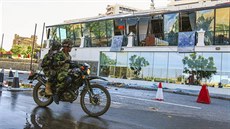 Srílantí vojáci projídjí kolem hotelu Kingsbury v Kolombu, ve kterém útoili...