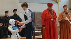 Absolvent�m v pra�ské Betlémské kapli na konci b�ezna p�edával diplomy robot.