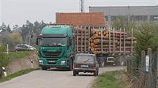 Povrch silnice v ulici Za Tratí v Okříškách už se kvůli kamionům se dřevem...