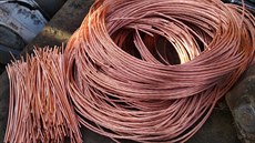 Policisté mu�e zadr�eli zrovna kdy� mí�il do sb�rny s dal�ími nakradenými...