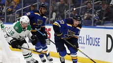 Radek Faksa z Dallasu (vlevo) sleduje, co vymyslí Jaden Schwartz ze St. Louis.