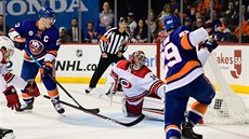 Branká Caroliny Petr Mrázek maí anci Brocka Nelsona z New York Islanders.