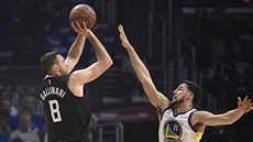 Danilo Gallinari z Los Angeles Clippers pálí, brání ho Klay Thompson z Golden...