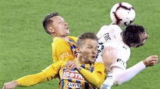 Opav�tí obránci Mat�j Hrabina (uprost�ed) a Dominik Simerský v utkání s Plzní.