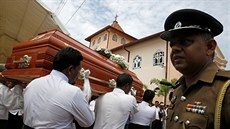 Rakev s jednou z obtí nedlního teroristického útoku na Srí Lance (23. dubna...