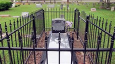 Hrob Jamese Byrda, kterého blotí rasisté usmýkali ped 21 lety k smrti. (12....