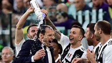 Fotbalisté Juventusu Turín a jejich trenér Massimiliano Allegri slaví osmý...