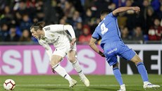 Gareth Bale (vlevo) z Realu Madrid v souboji s Brunem Gonzalezem z Getafe.