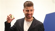 Peter Sagan ukazuje pamtní medaili.