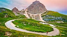 Karolína Hornová na vespě v Alpách: serpentiny Mangartu