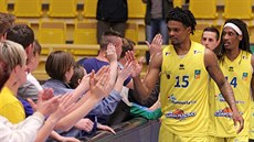 Javonte Douglas (15), T. J. Dunans (14) a dalí hrái Olomoucka slaví výhru.