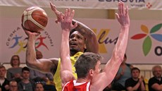 Javonte Douglas (vpravo) z Olomoucka útoí kolem Radka Nease z Pardubic.