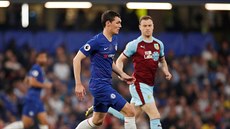 Andreas Christensen (vlevo) z Chelsea v zápase s Burnley