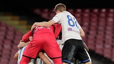 Fotbalisté Atalanty Bergamo slaví výhru nad Neapolí.
