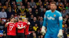 Shane Long slaví se spoluhrái ze Southamptonu svj gól ze sedmé sekundy zápasu...