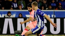 Luis Suárez (vlevo) z Barcelony stílí na bránu Alavésu.