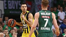 Kostas Slukas (vlevo) vymýlí akci Fenerbahce pes Thomase Walkupa ze algirisu.