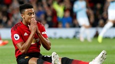 Jesse Lingard (vlevo) z Manchesteru United lituje promarnné ance v zápase s...