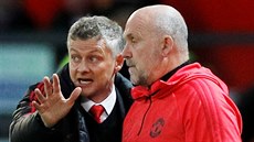 Ole Gunnar Solskjaer (vlevo) a Mike Phelan, hlavní trenér a asistent...