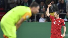 Robert Lewandowski z Bayernu Mnichov oslavuje, v popředí gólman Jiří Pavlenka z...