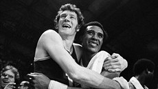 John Havlicek (vlevo) a Jo-Jo White slaví v roce 1974 titul NBA pro Boston.