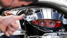 Kevin Magnussen z Haasu vyrá�í do tréninku v Baku.