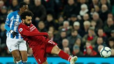 Mohamed Salah (vpravo) z Liverpoolu stílí proti Huddersfieldu.