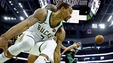 George Hill )vlevo) z Milwaukee vystartoval po míi v zápase s Bostonem.