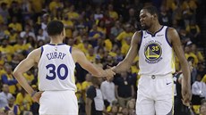 Stephen Curry (30) a Kevin Durant (35) vedli Golden State k první výhe nad...