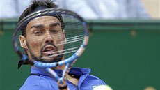 Italský tenista Fabio Fognini returnuje ve finále turnaje v Monte Carlu.