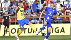 Teplický Jan Kuchta (vlevo) a Jakub Plek z Olomouce v prvoligovém utkání