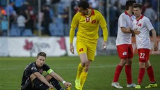 Slávistický kapitán Milan �koda le�í smutn� na zemi, dívá se na n�j zlínský...