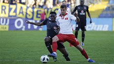 Zlínský záloník Adnan Dafi (vpravo) a Ibrahim Traoré ze Slavie v souboji o...