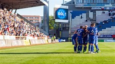 Fotbalisté Olomouce se radují z gólu do teplické sít.