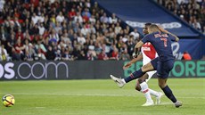 Kylian Mbappé (s íslem 7) z Paris St. Germain skóruje do sít Monaka.