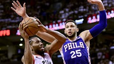 Kawhi Leonard z Toronta stílí, brání ho Ben Simmons z Philadelphie.