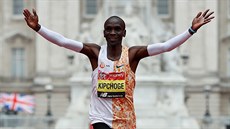 Keský bec Eliud Kipchoge slaví triumf v Londýnském maratonu.