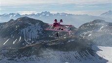 výcarská kráska krom chození po kídlech letadla pedvede i let vzhru nohama.