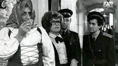 Jaroslav Kepka (vpravo) ve filmu Alfons Karásek v lázních (1971), kde si zahrál...