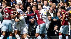 Momentka z utkání druhé anglické ligy mezi Aston Villou a Leedsem (v bílém).