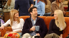 Jennifer Anistonová, David Schwimmer a Lisa Kudrowová v seriálu Pátelé (2004)