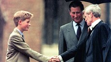 Princ Harry a princ Charles p�i nástupu na presti�ní �kolu Eton College (Eton,...