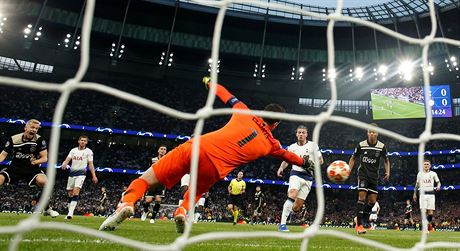 Gólman Hugo Lloris (Tottenham) se marn natahuje po stele Donnyho van de Beeka...