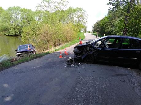 U Babic na Hradecku se srazila dv auta, jedno spadlo do rybníka (30. 4. 2019).