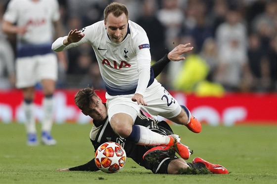 Tottenhamský záloník Christian Eriksen (v bílém) padá po nedovoleném zákroku...