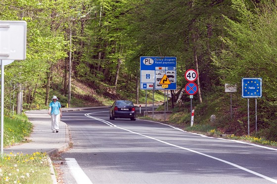 Pohled na silnici na Jesenicku vedoucí přes česko-polskou hranici.