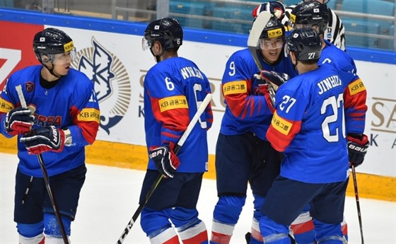 Gólová radost korejských hokejist v duelu se Slovinskem.